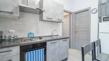 Geladeira, micro-ondas, fogão, cooktop