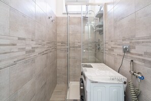 Douche, sèche-cheveux, serviettes fournies