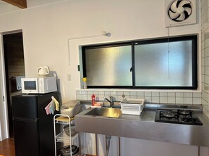 Kühlschrank, Mikrowelle, Herdplatte, Kochgeschirr/Geschirr/Besteck