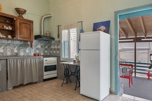 Fridge, oven, stovetop, coffee/tea maker