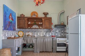 Een koelkast, een oven, een kookplaat, een koffiezetapparaat/waterkoker