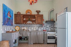 Refrigerador, horno, parrilla de estufa y cafetera y tetera 