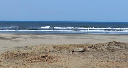 A seaside inn where you can spend relaxing time wi / Sanmu Chiba