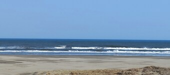 A seaside inn where you can spend relaxing time wi / Sanmu Chiba