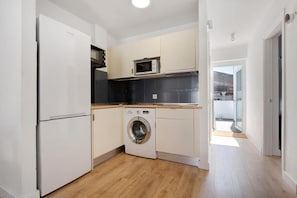 Een koelkast, een magnetron, een oven, een kookplaat