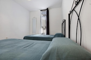3 slaapkamers, een strijkplank/strijkijzer, gratis wifi, beddengoed