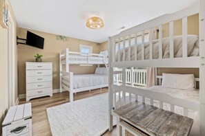 5 bedrooms, desk, iron/ironing board, travel crib