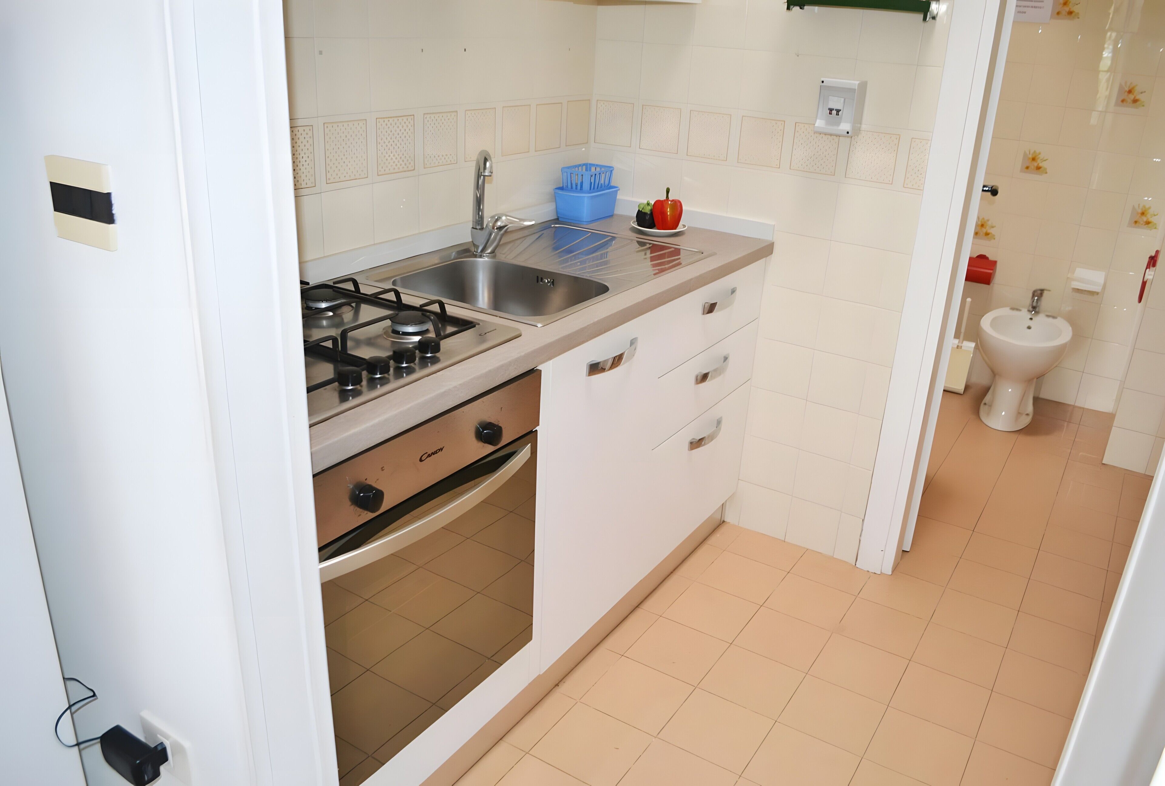 Frigorifero, forno, piano cottura, pentole/stoviglie/utensili