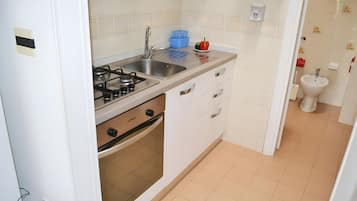 Refrigerador, horno, placa de cocina, utensilios de cocina