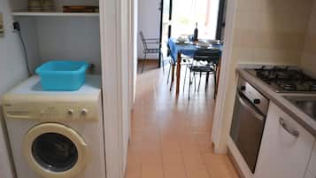 Kylskåp, ugn, spishäll och grytor/köksredskap