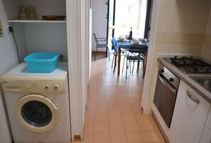 Refrigerador, horno, placa de cocina, utensilios de cocina