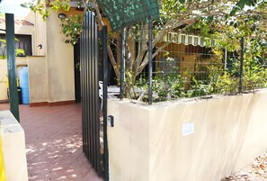 Terrace/patio - Holiday Home 'Casa A T Dell Orso With Veranda' and Private Garden (Melendugno)