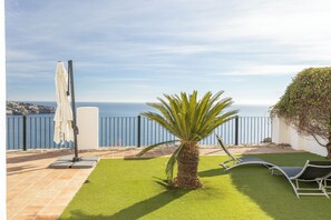 Property grounds - Villa 'Five Star  with Heavenly Views' with Sea View, Wi-Fi and Air Conditioning (La Herradura)