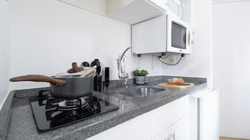 Apartamento | Cozinha privada | Frigobar, máquina de café expresso, liquidificador