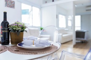 Appartement | Woonruimte | Een 55-inch smart-tv met digitale zenders