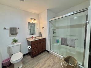 ヘアドライヤー、タオル、石鹸、トイレットペーパー