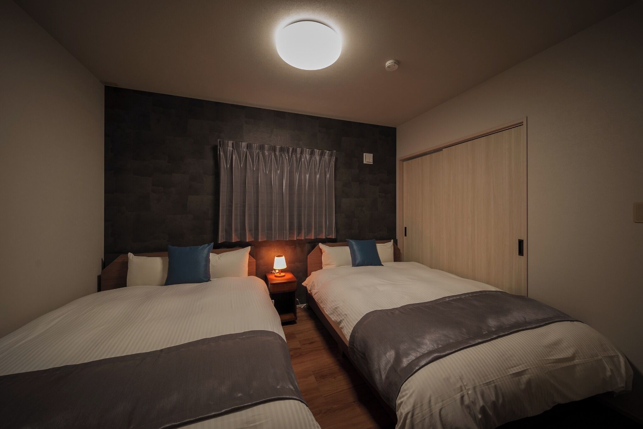 WiFi (無料)、ベッドシーツ