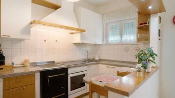 Frigorifero, microonde, forno, piano cottura