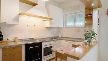 KĂŒhlschrank, Mikrowelle, Ofen, Herdplatte
