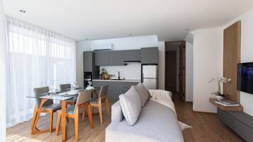 Deluxe-Apartment, 2 Schlafzimmer | Eigene Küche | Kühlschrank, Herdplatte, Esstisch