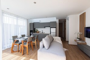 Căn hộ Deluxe, 2 phòng ngủ | Bếp riêng | Tủ lạnh, bếp nấu, bàn ăn 