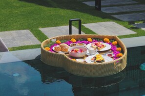 Outdoor pool, pool umbrellas, sun loungers - 20 Suites Umalas (Kerobokan)