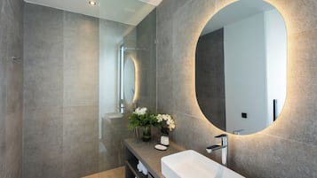 Deluxe Apartment, 1 Bedroom | Bathroom