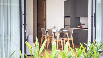 Deluxe-Apartment, 1 Schlafzimmer | Wohnbereich | 43-Zoll-Smart-TV mit Digitalempfang
