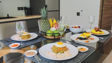 Daily cooked-to-order breakfast (IDR 135000 per person)