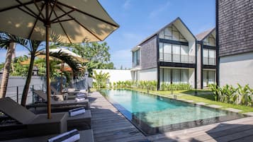 Kolam renang outdoor, dengan payung kolam renang dan kursi berjemur