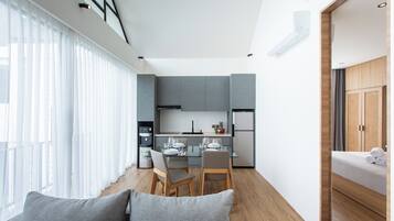 Deluxe-Apartment, 1 Schlafzimmer | Eigene Küche | Kühlschrank, Herdplatte, Esstisch
