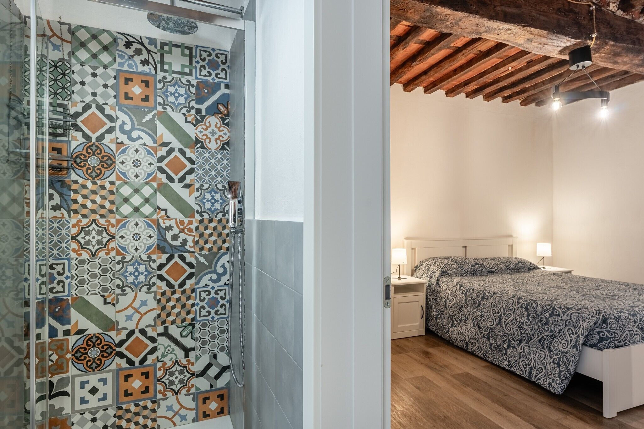 Douche, sèche-cheveux, serviettes fournies