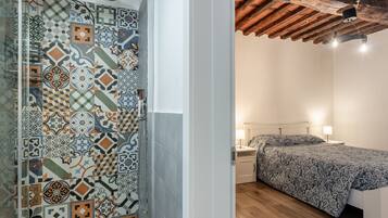 Douche, sĂšche-cheveux, serviettes fournies