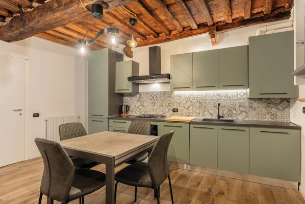 Kjøleskap, ovn, kokeplater og oppvaskmaskin