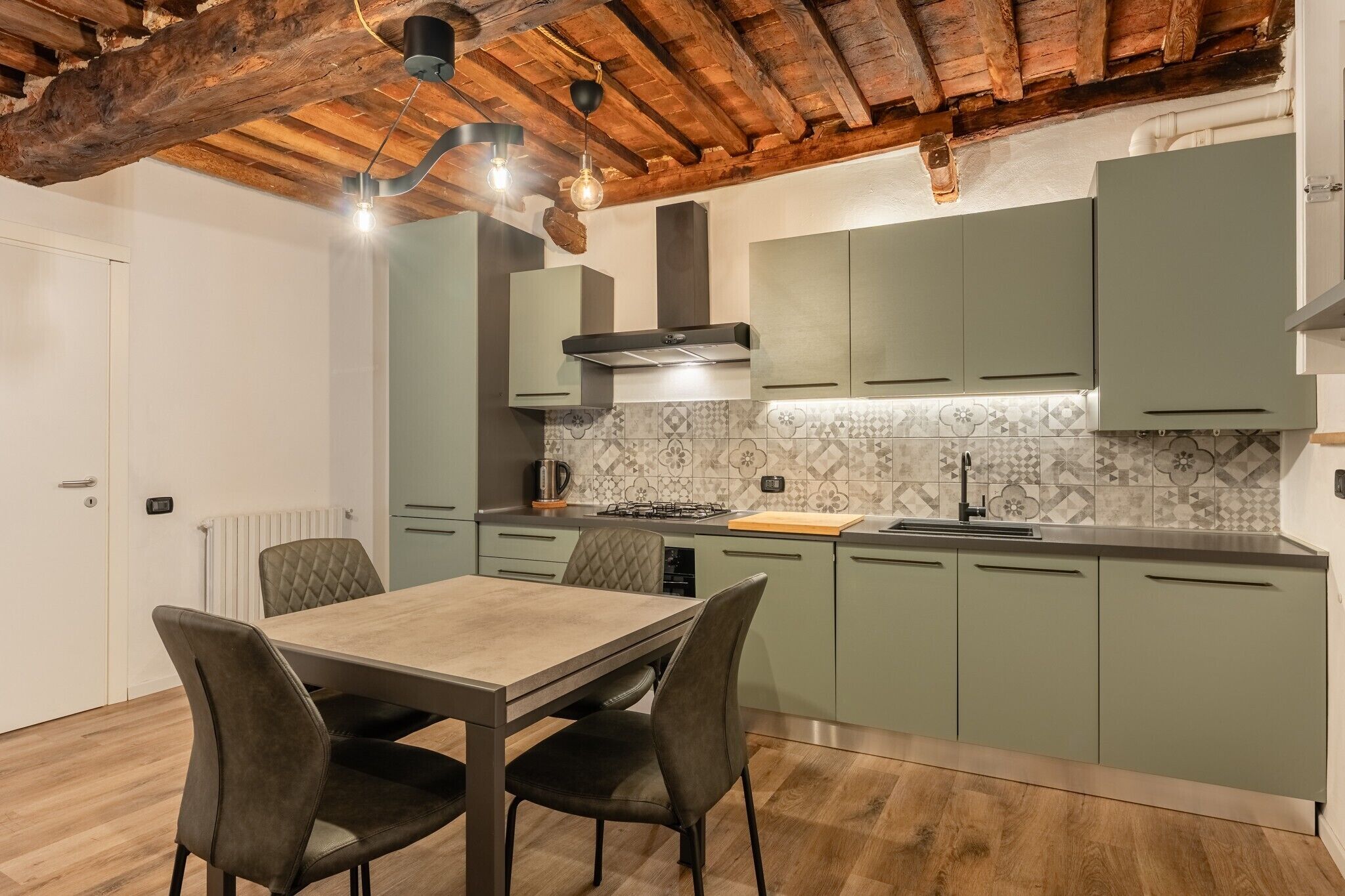 Fridge, oven, stovetop, dishwasher