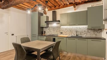 Frigorifero, forno, piano cottura, lavastoviglie