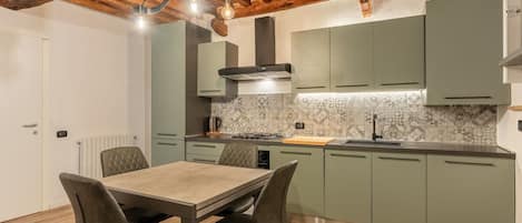 Fridge, oven, stovetop, dishwasher