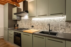 Frigorifero, forno, piano cottura, lavastoviglie