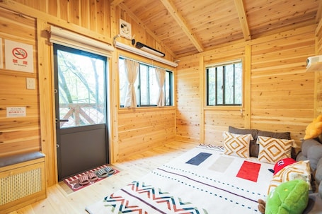 Interior. An authentic tree house a private dog run BBQ a / Tagatagun Shizuoka