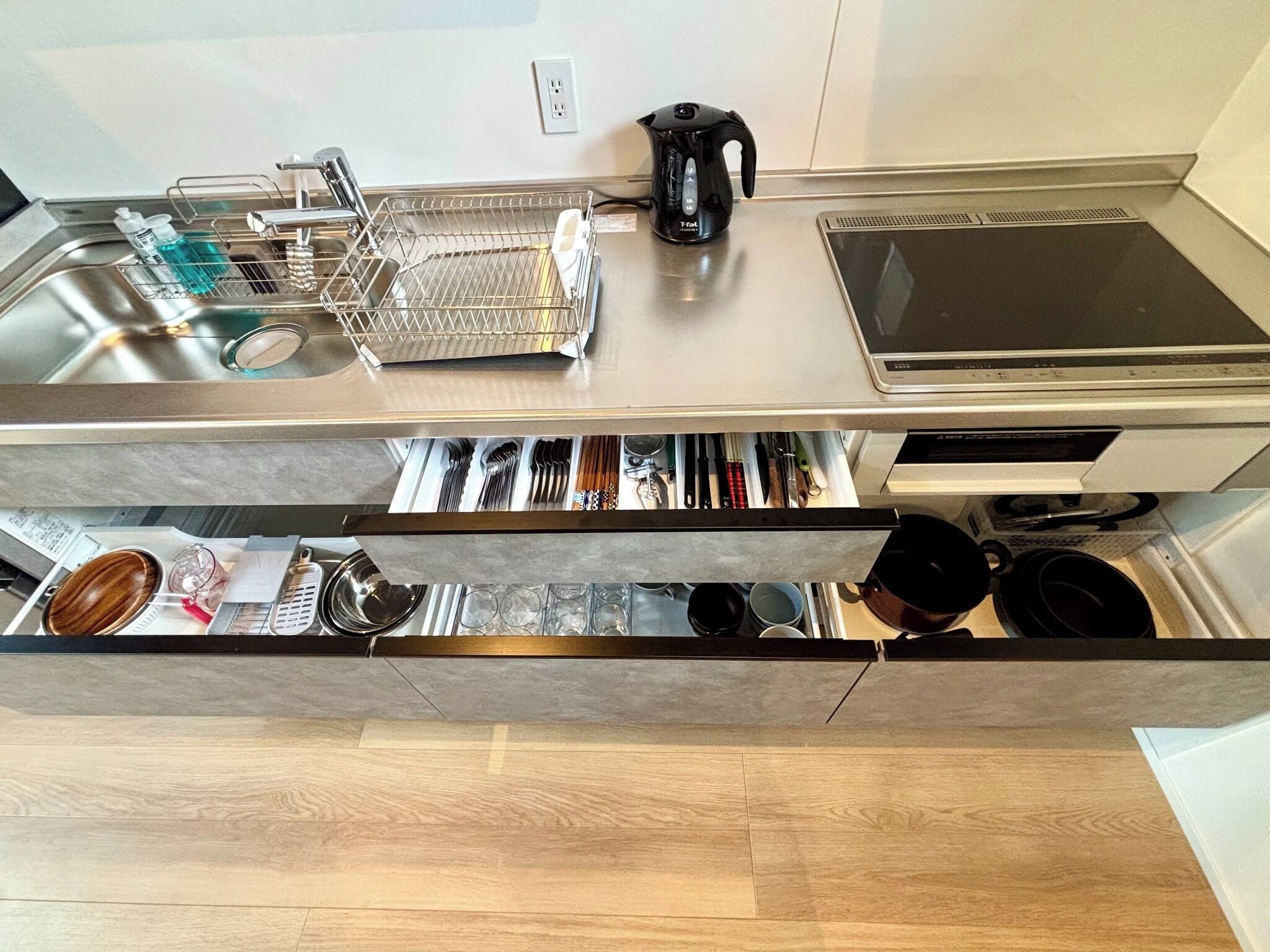 Kjøleskap, mikrobølgeovn, kokeplater og kjøkkenutstyr