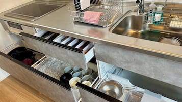 Kylskåp, mikrovågsugn, spishäll och grytor/köksredskap