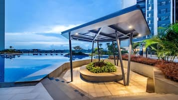 Outdoor pool, open 9:00 AM to 6:00 PM, pool loungers