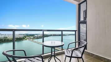 JB R&F Cove Seaview Bay 4BR Unit (Kitchen/Refrigerator/Washing Machine/Free Parking) | Free WiFi, bed sheets