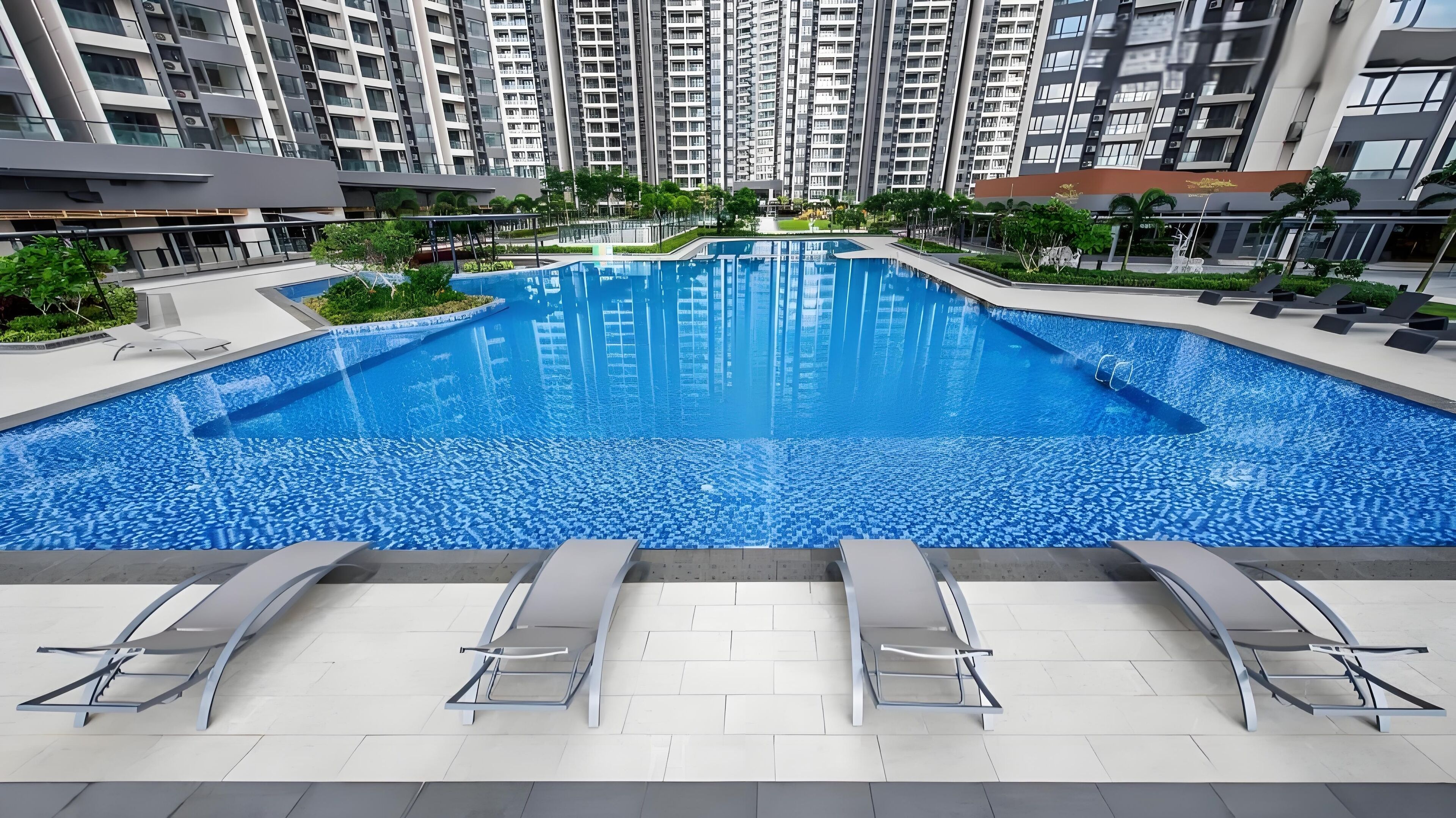 Outdoor pool, open 9:00 AM to 6:00 PM, pool loungers