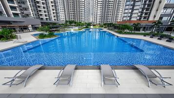 Outdoor pool, open 9:00 AM to 6:00 PM, pool loungers