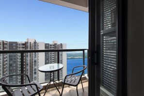 Apartamento Deluxe, 1 habitación, balcón, vistas a la bahía | Vistas desde la habitación
