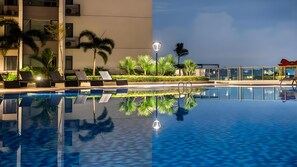 Una piscina al aire libre (de 09:00 a 18:00), tumbonas