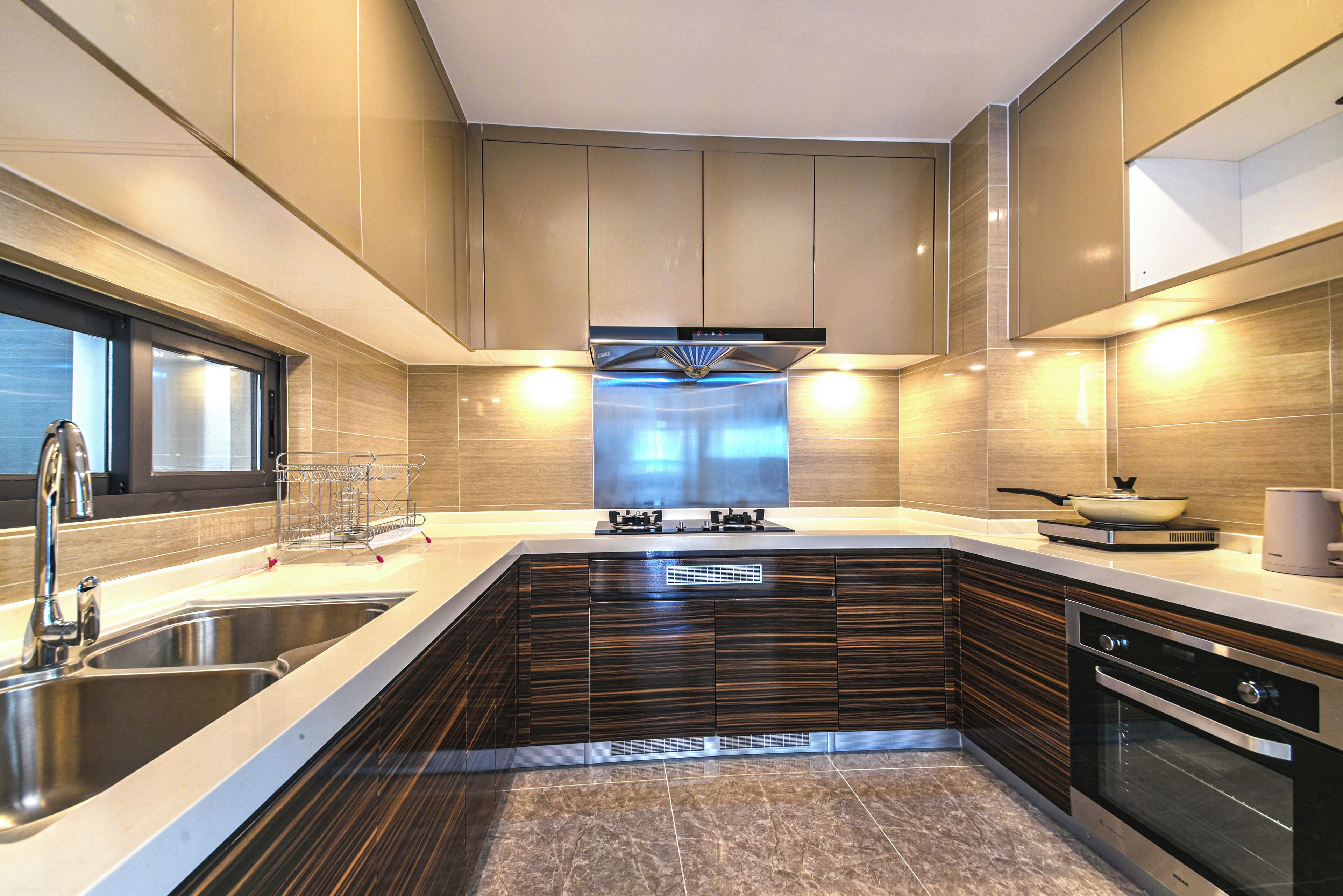 Una cocina moderna con una isla central, electrodomésticos de acero inoxidable y un diseño elegante.