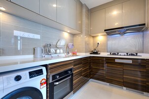 Una cocina moderna con electrodomésticos integrados, lavavajillas y estufa.