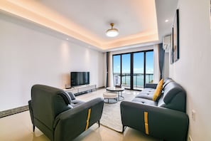 Soundproofing, free WiFi, bed sheets - R&F Princess Cove by FUJU & 5mins to ClQ (Johor Bahru)